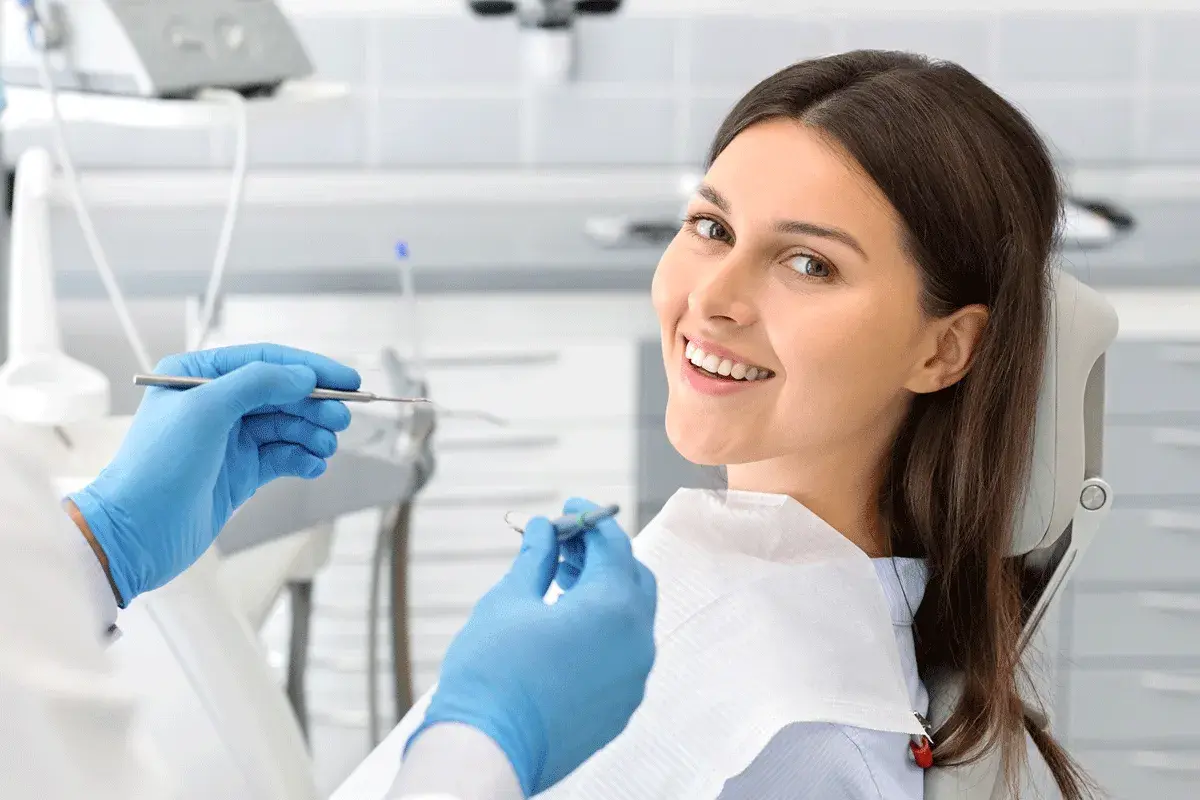 mujer sonriendo en clinica dentista