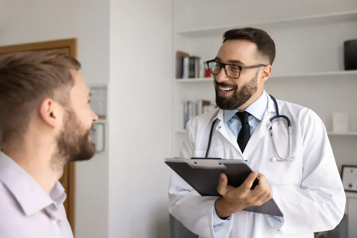 medico informando a paciente