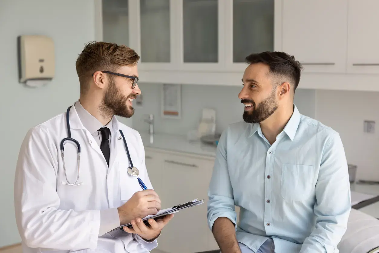 un medico y un hombre en la consulta