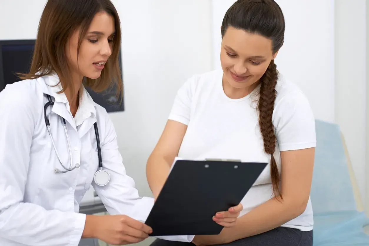 mujer viendo resultados con médico