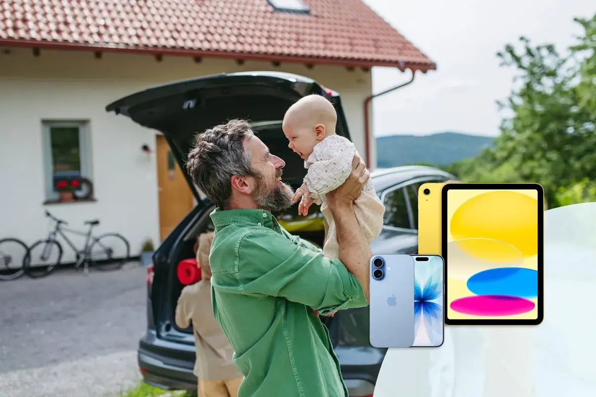 familia en el coche con regalos