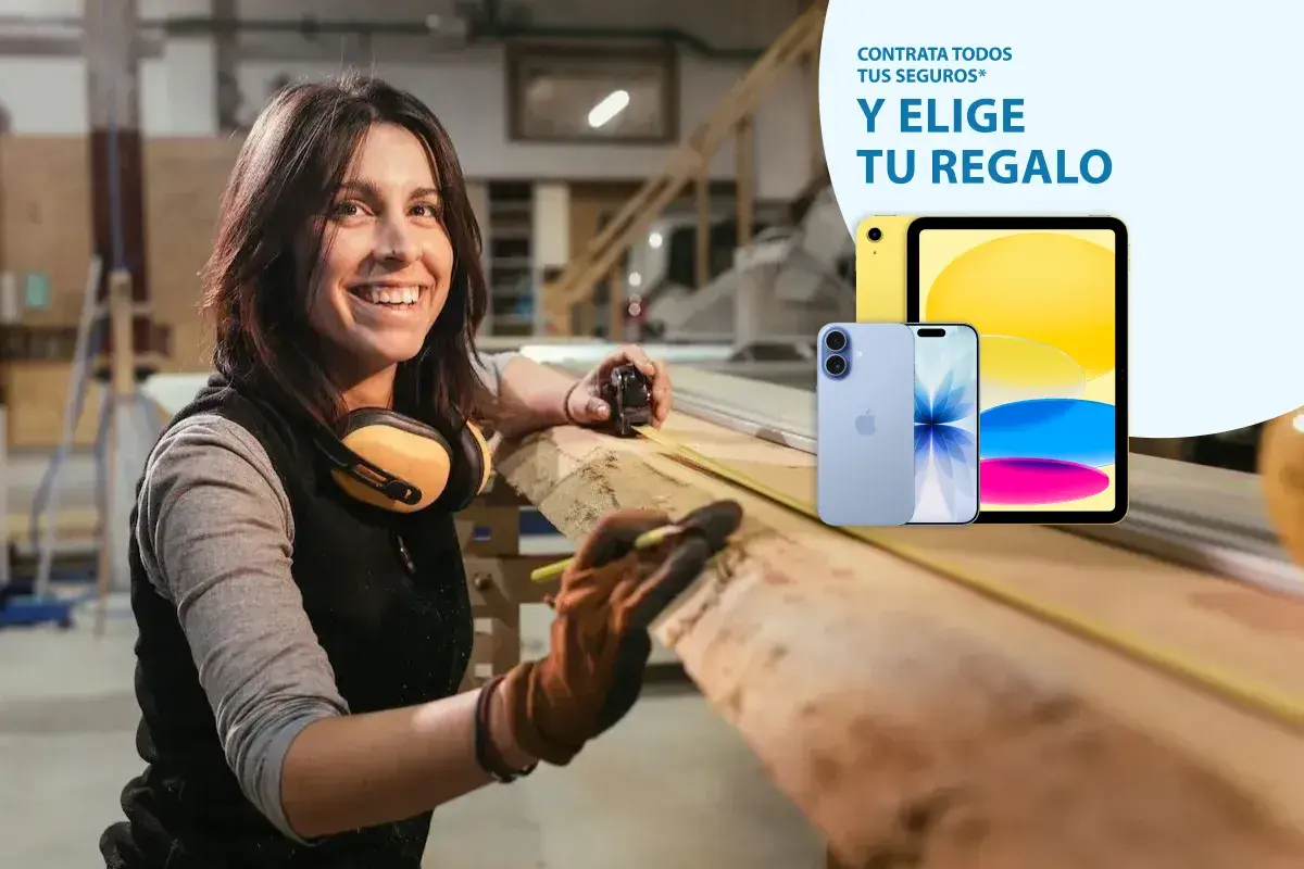 mujer trabajando en un taller