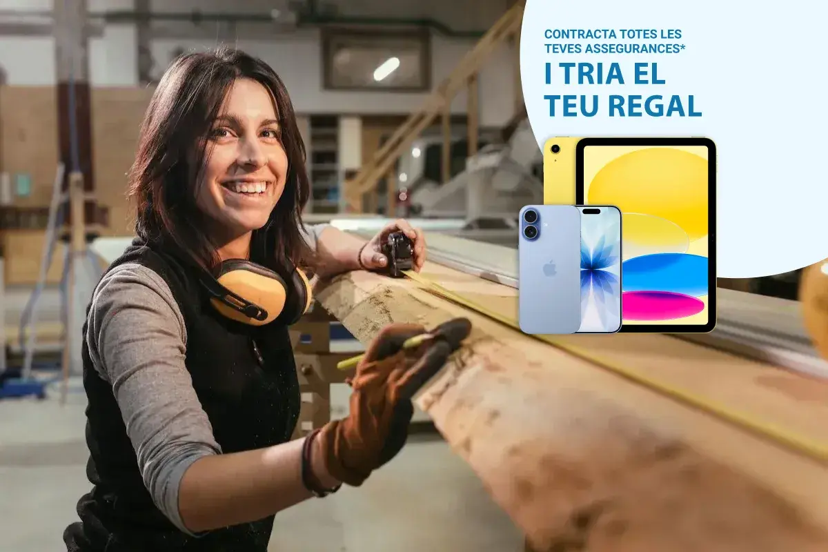 mujer trabajando en un taller