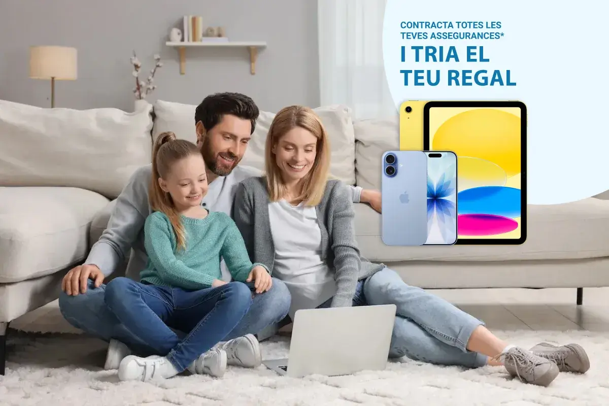 familia viendo el ordenador