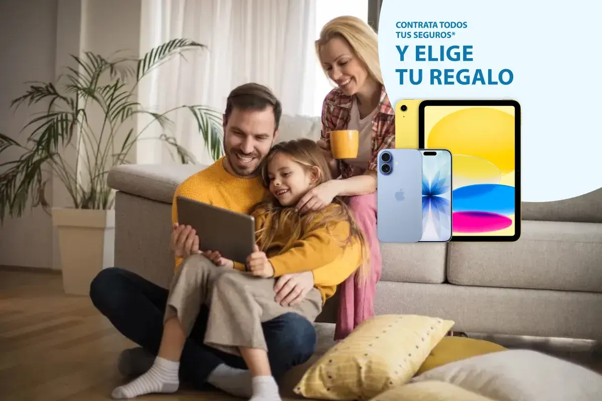 familia disfrutando en el sofa