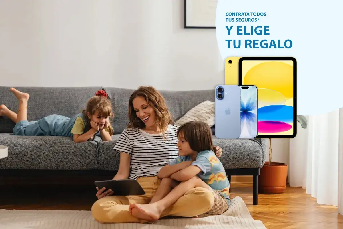 familia disfrutando en el sofa