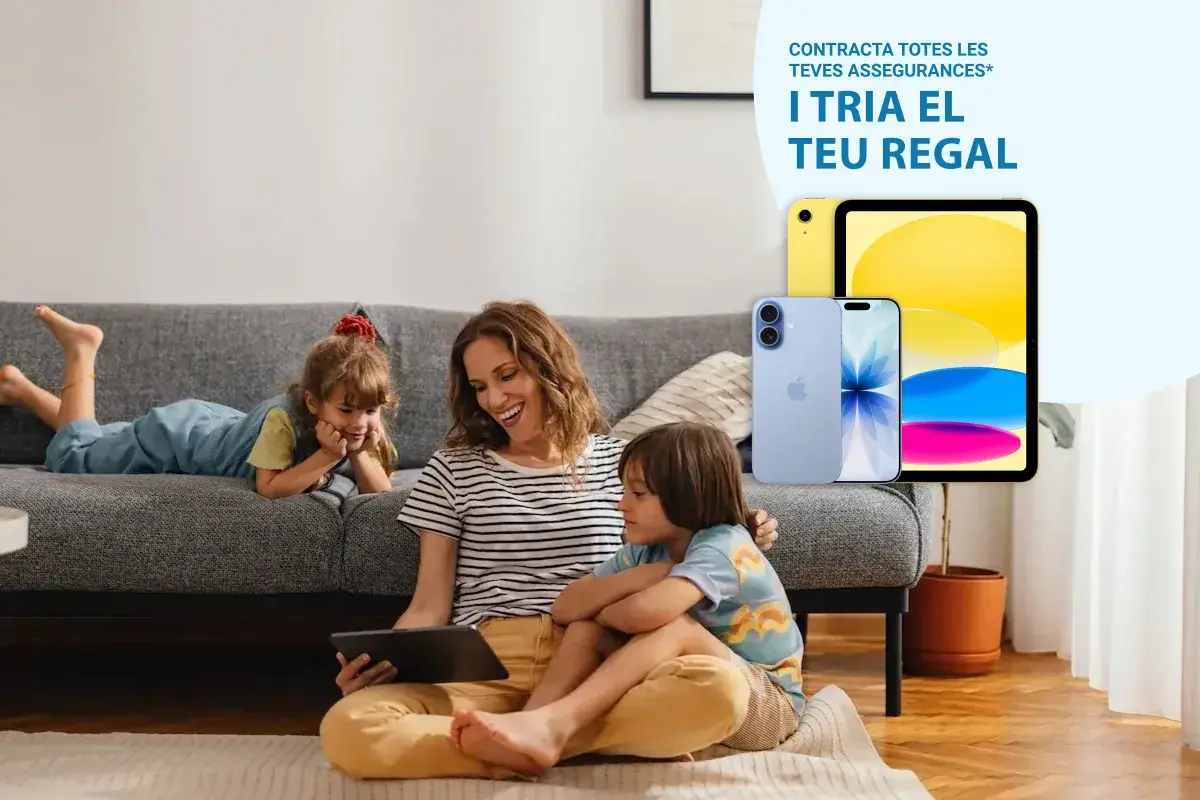 familia disfrutando en el sofa