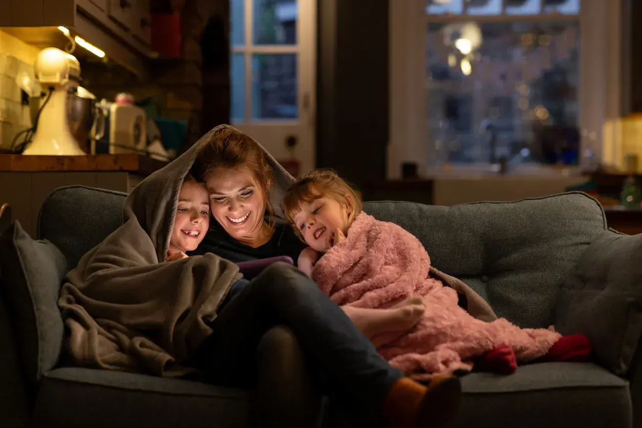 mujer-con-hijas-felices