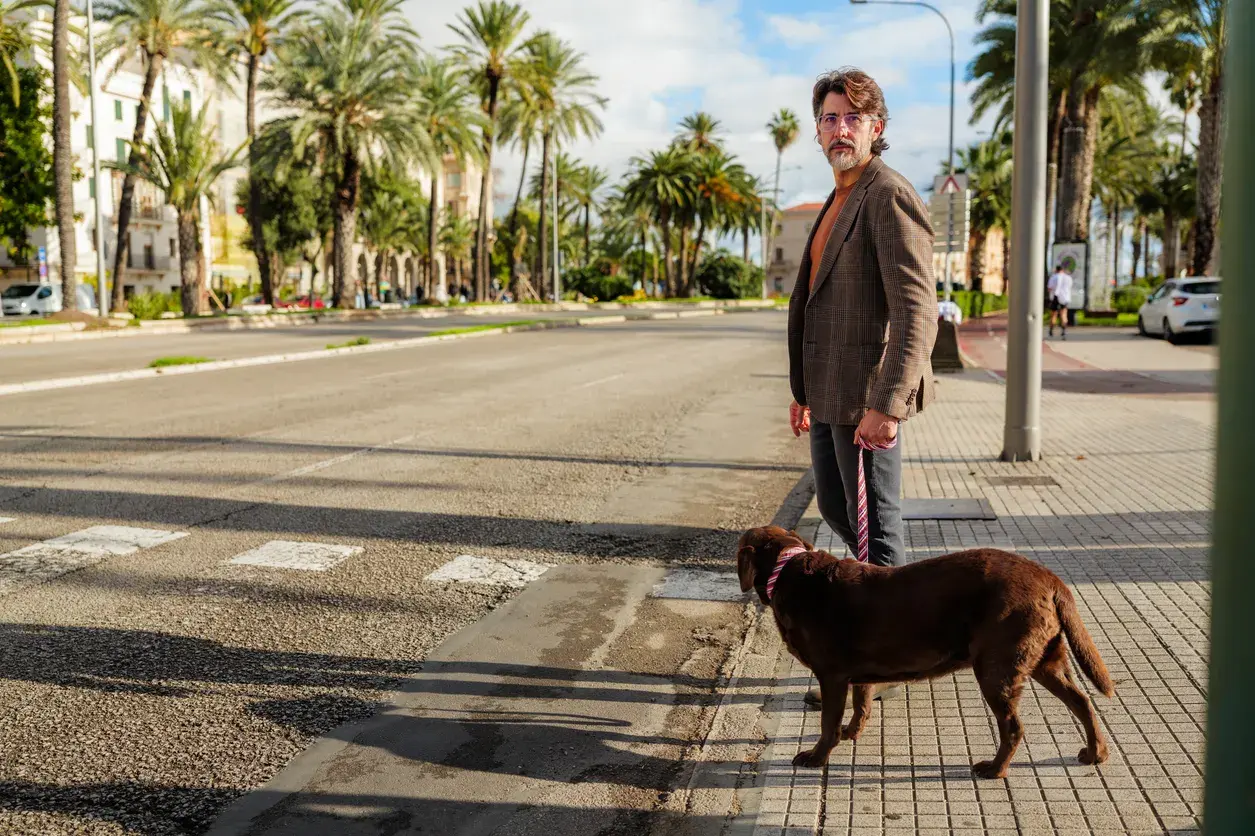 hombre-con-su-perro-paso-de-cebra