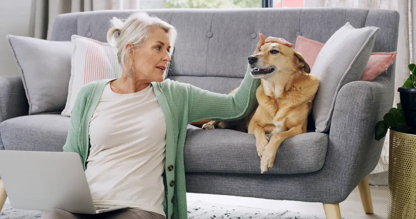 mujer-acariciando-perro-sofa