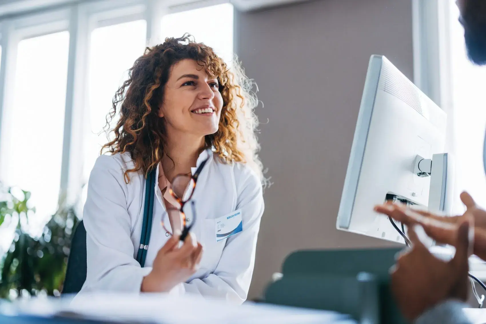 doctora hablando con paciente