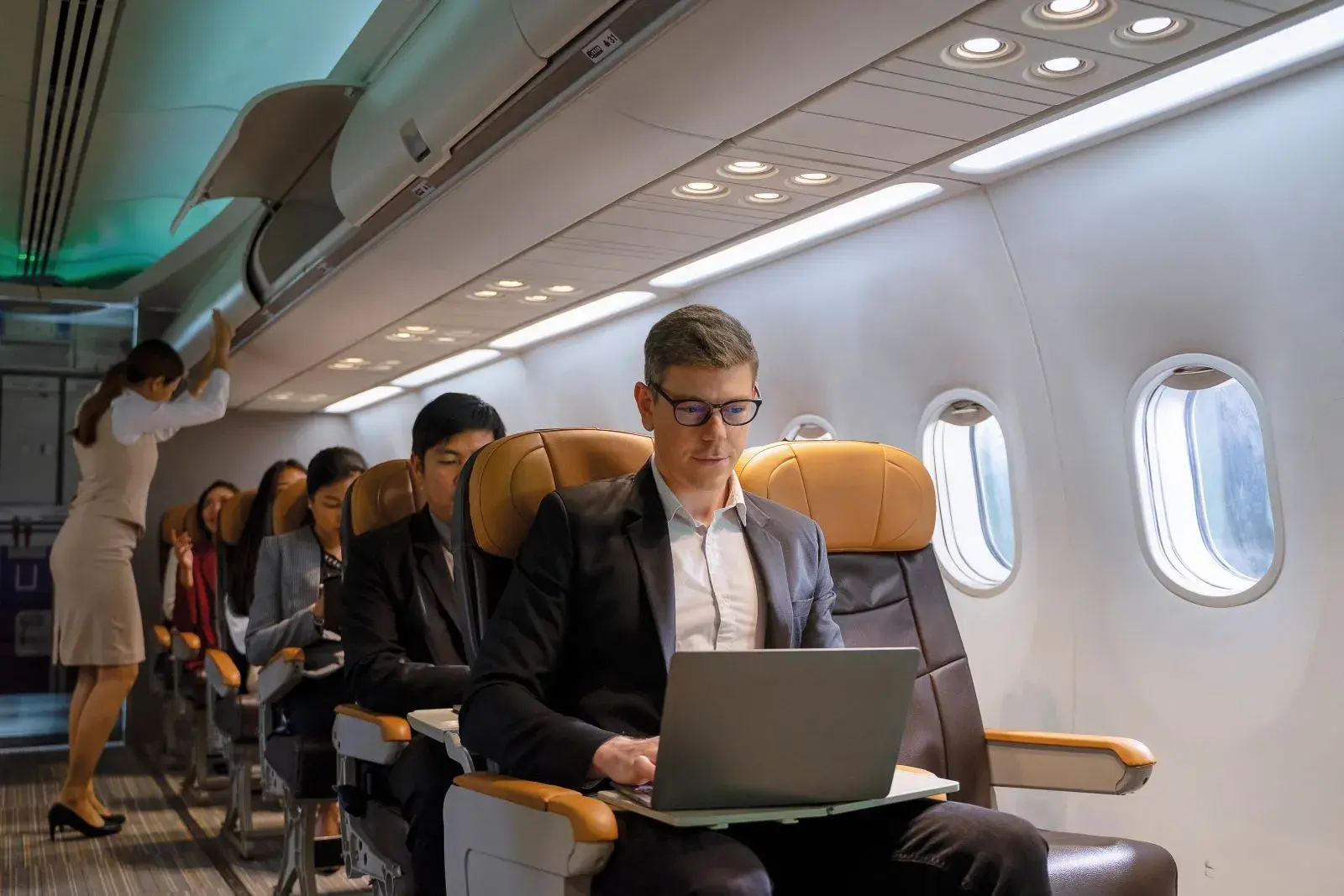 hombre con ordenador viajando en avion