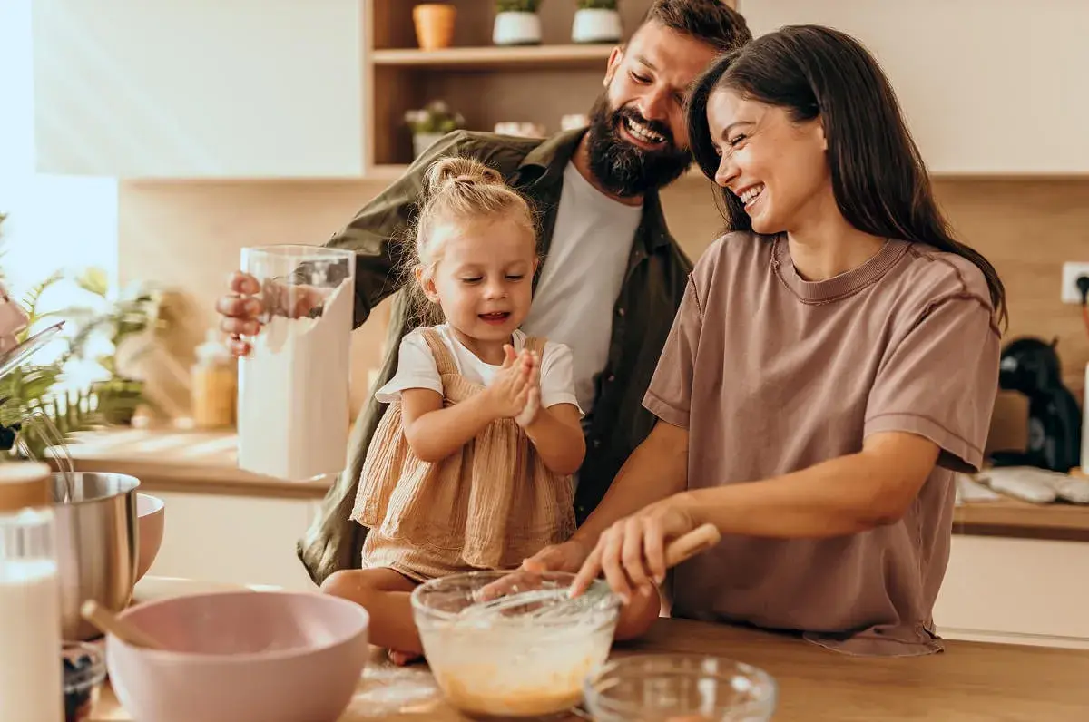familia cocinando en la cocina