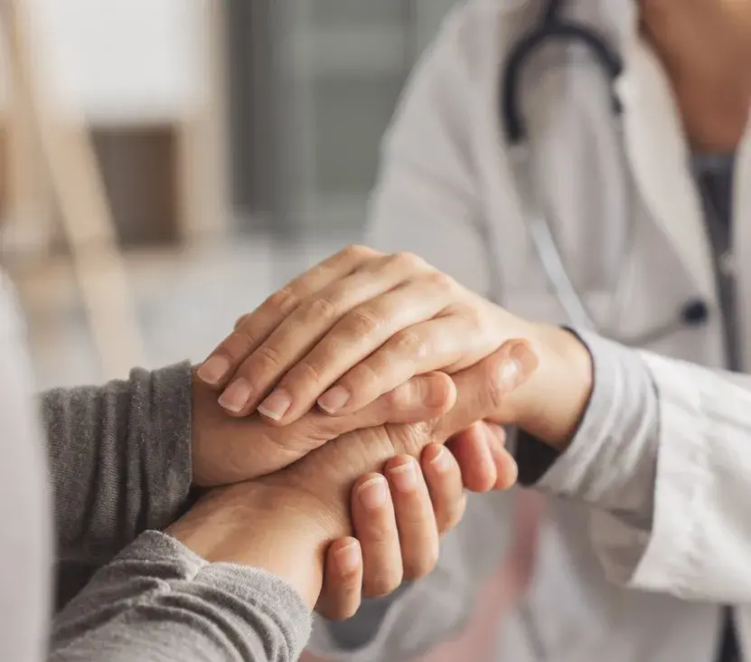 medico dando las manos a paciente